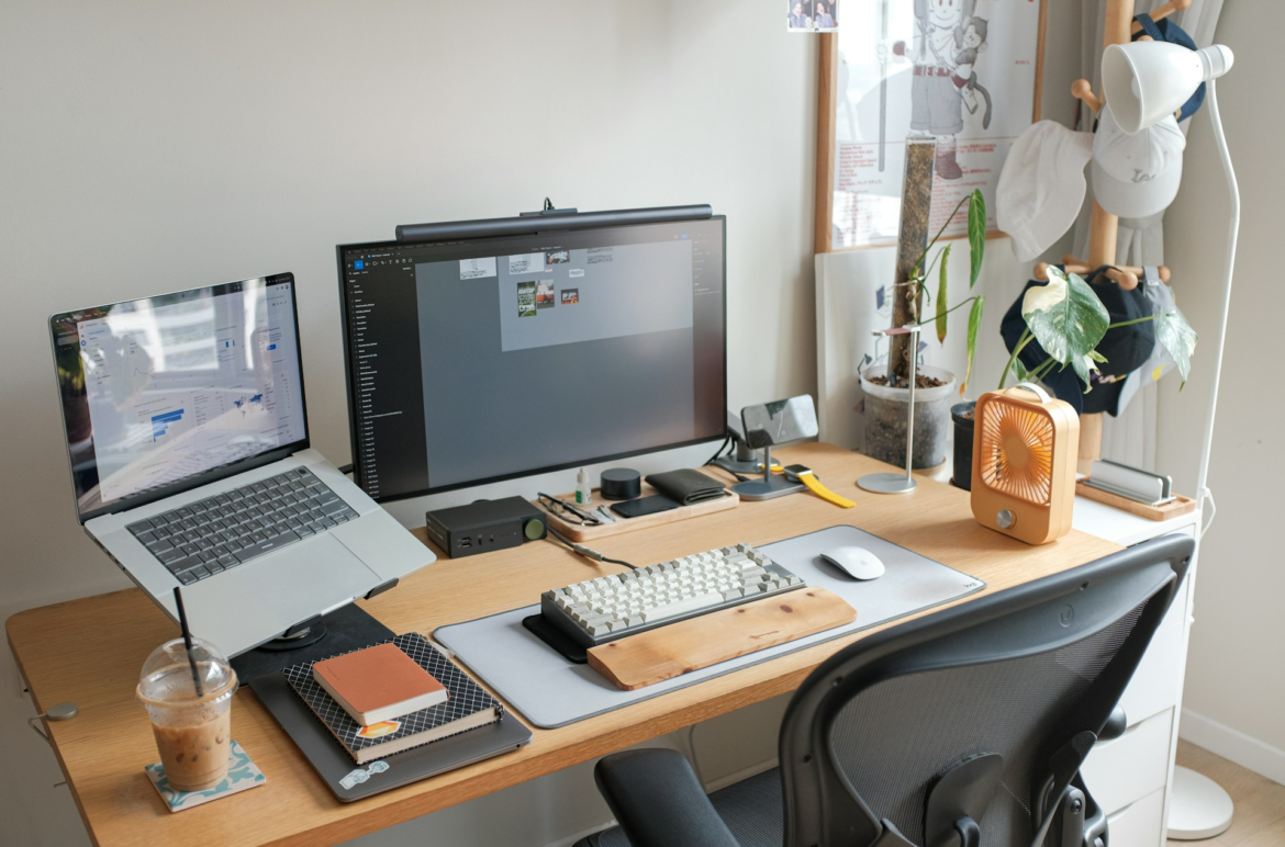Schreibtisch-Setup zur Black Week